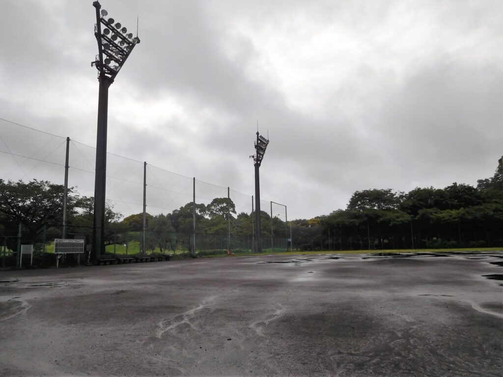 雨の野球場